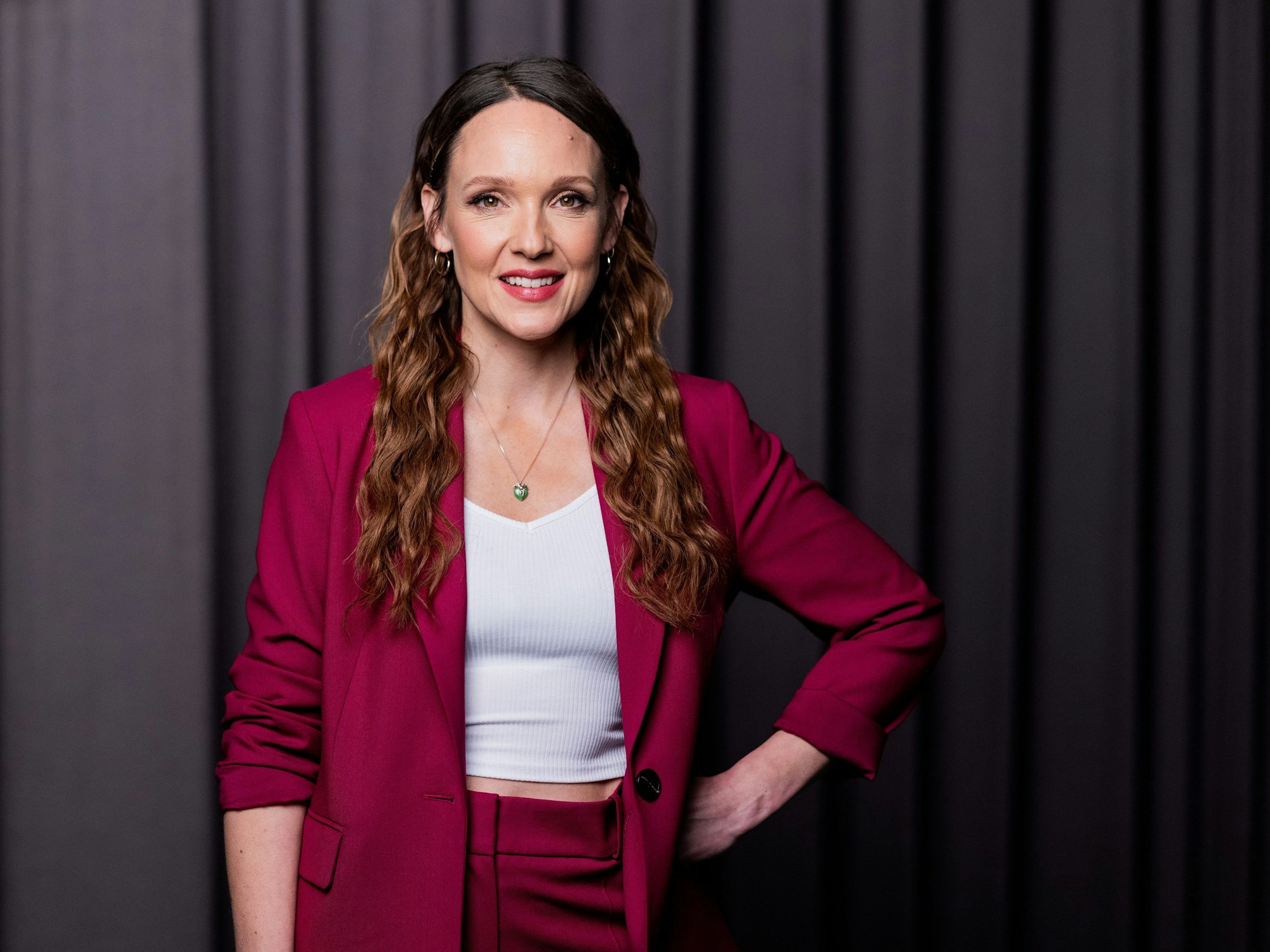 Köln: Carolin Kebekus, Comedian, steht in einem Studio.