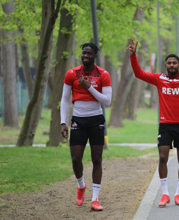 Emmanuel Dennis und Tolu Arokodare gehen zum Training des 1. FC Köln.