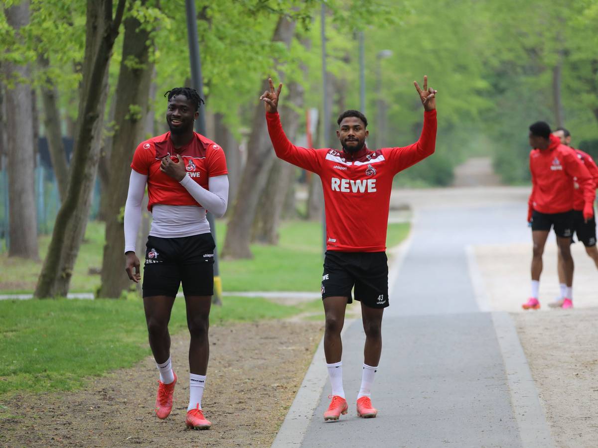 Emmanuel Dennis und Tolu Arokodare gehen zum Training des 1. FC Köln.