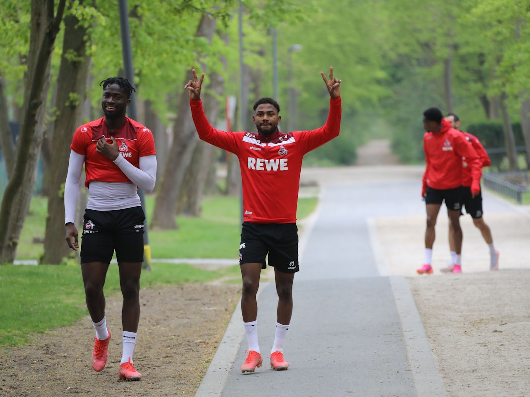 Emmanuel Dennis und Tolu Arokodare gehen zum Training des 1. FC Köln.