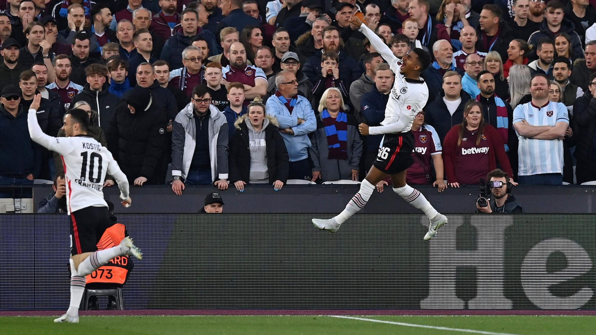 Eintracht Frankfurt jubelt über die frühe Führung im Halbfinal-Hinspiel der Europa League bei West Ham United