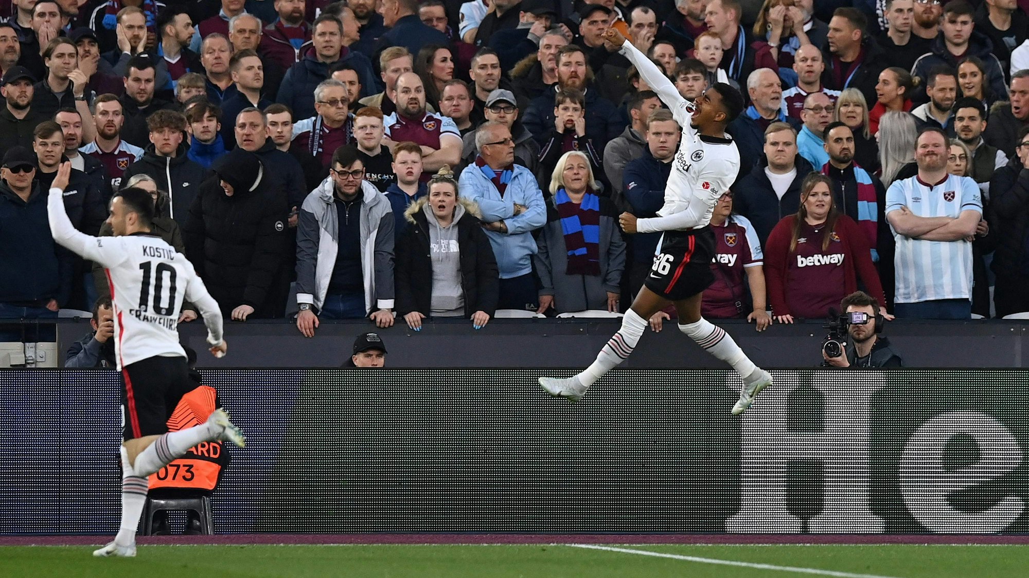 Eintracht Frankfurt jubelt über die frühe Führung im Halbfinal-Hinspiel der Europa League bei West Ham United