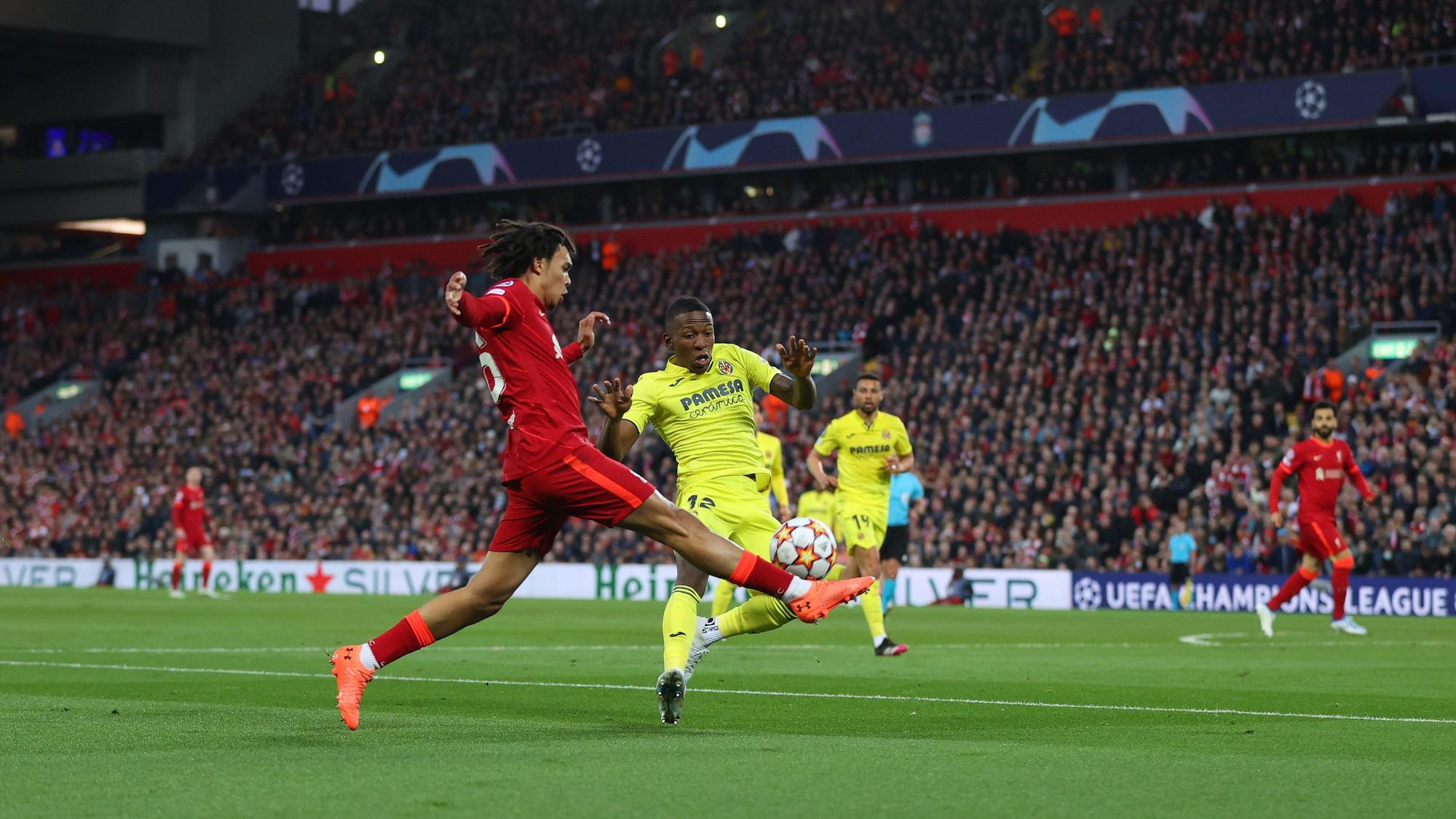Pervis Estupiñán kommt im Halbfinal-Hinspiel der Champions League zwischen Liverpool und Villarreal zu spät gegen Trent Alexander-Arnold