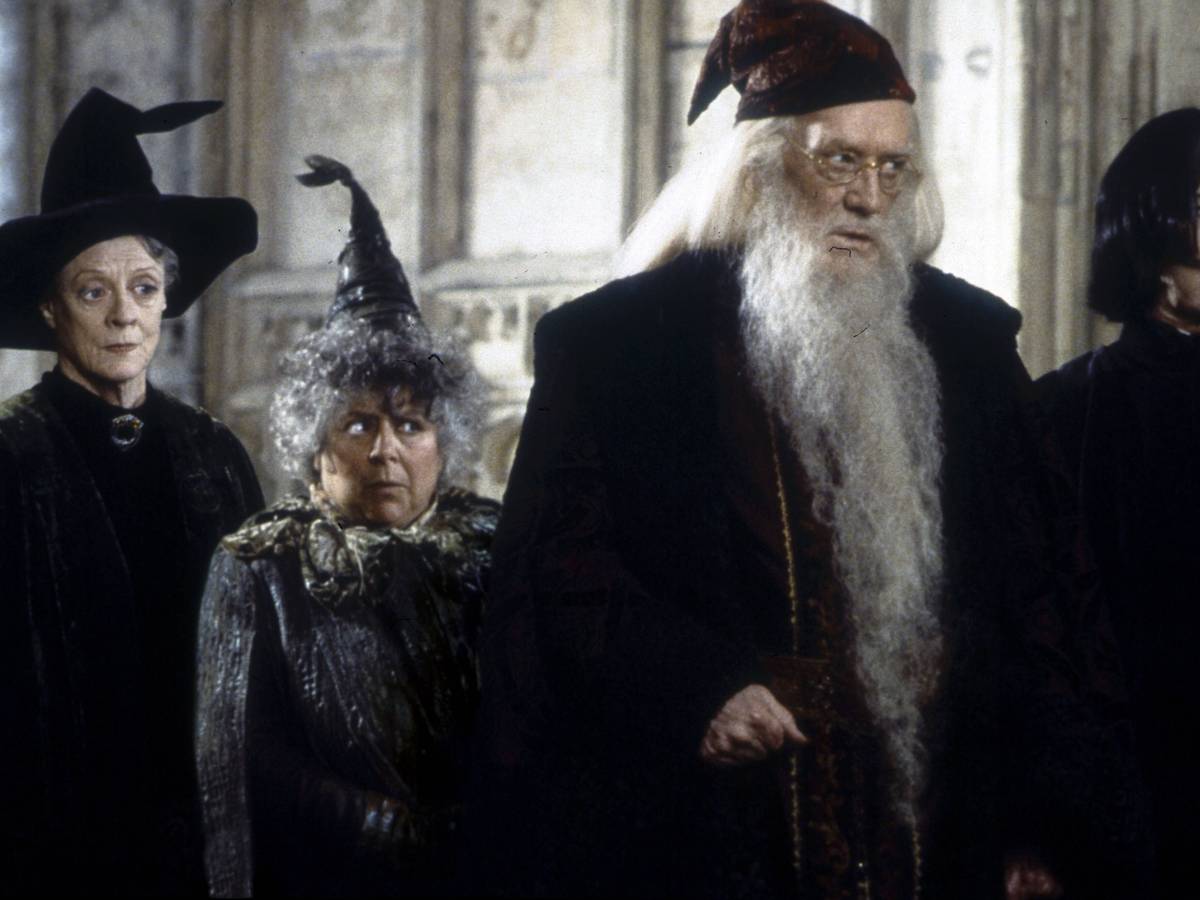 Szene aus dem Film Harry Potter und die Kammer des Schreckens. Zu sehen sind hier Maggie Smith (als Minerva McGonagall), Miriam Margolyes (als Pomona Sprout), Richard Harris (als Albus Dumbledore) und Alan Rickman (als Severus Snape) v.l.