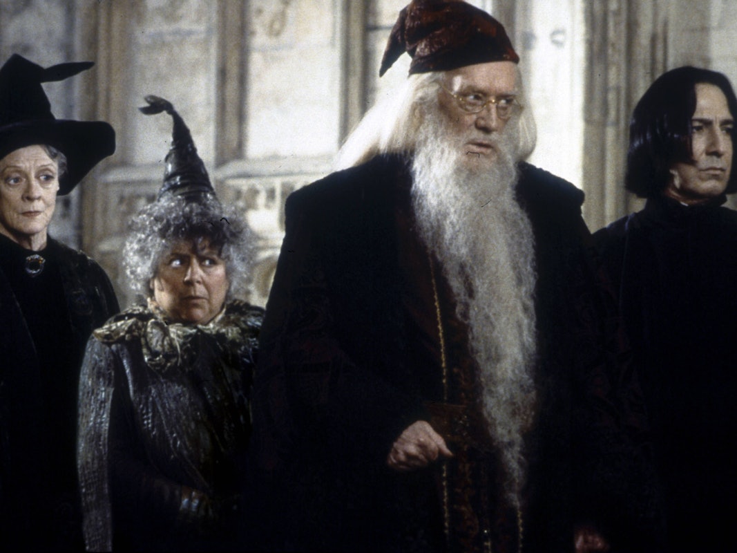 Szene aus dem Film Harry Potter und die Kammer des Schreckens. Zu sehen sind hier Maggie Smith (als Minerva McGonagall), Miriam Margolyes (als Pomona Sprout), Richard Harris (als Albus Dumbledore) und Alan Rickman (als Severus Snape) v.l.