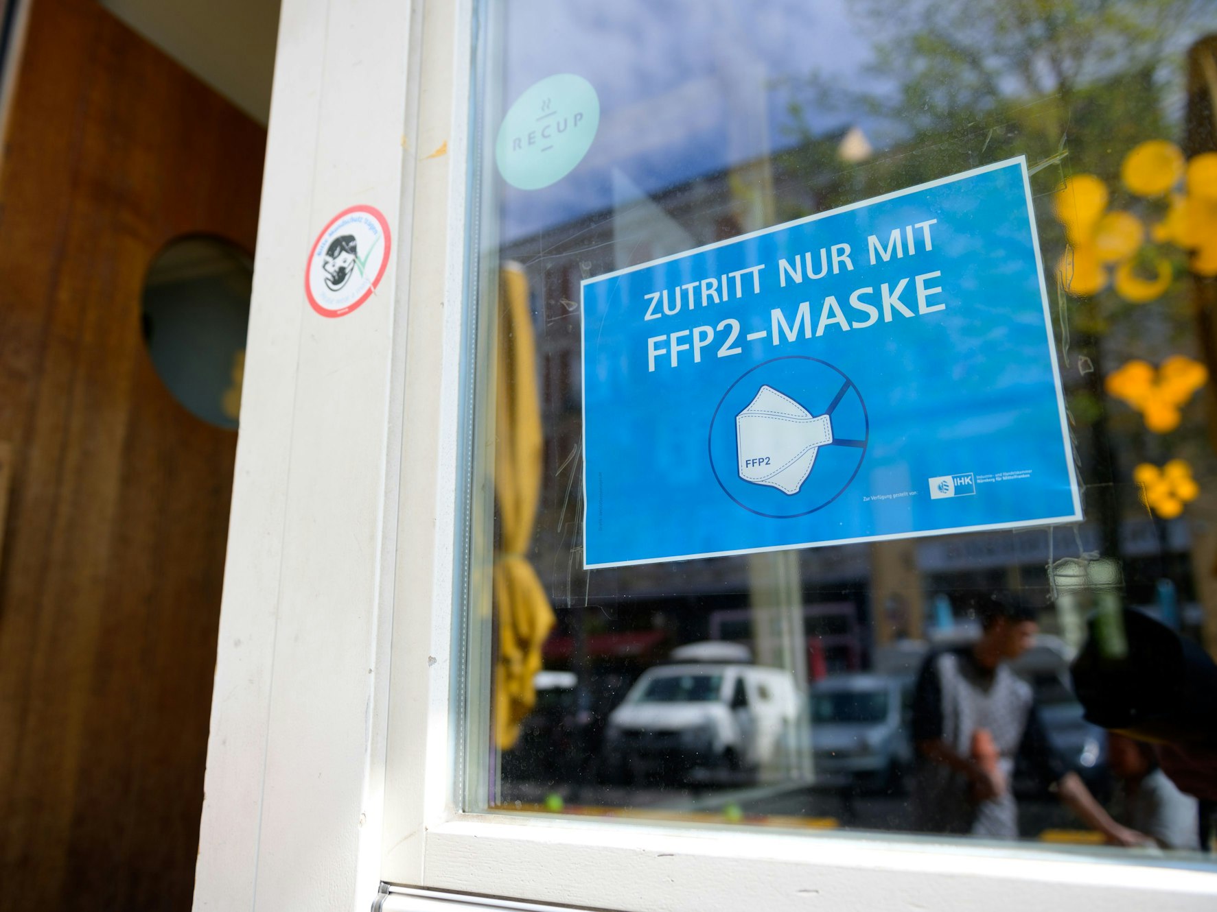 Die Corona-Maßnahmen sollen noch einmal nachjustiert werden (hier ein Symbolfoto von einer Corona-Schutzmaßnahme).