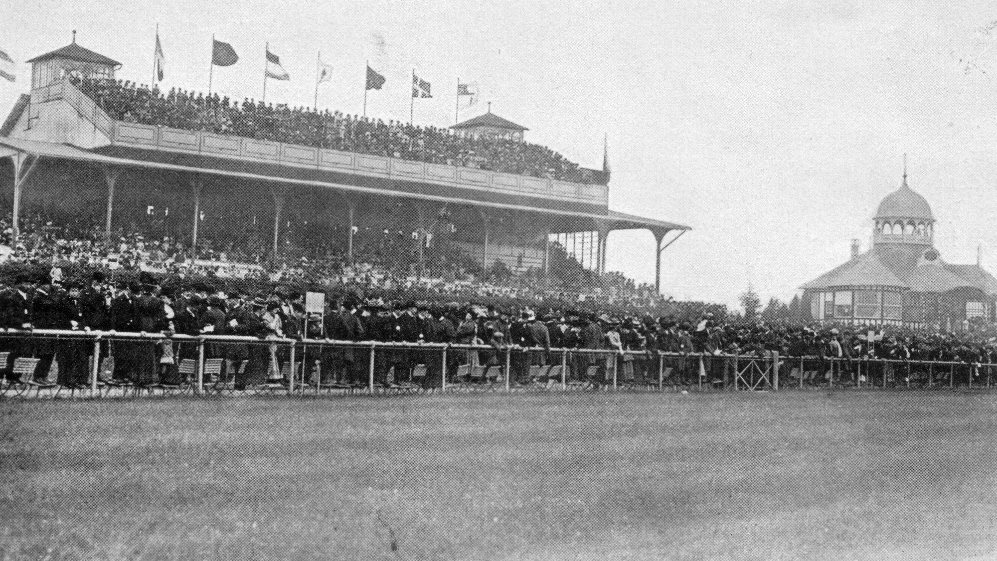 Die Tribünen an der Rennbahn in Weidenpesch vor über 100 Jahren.