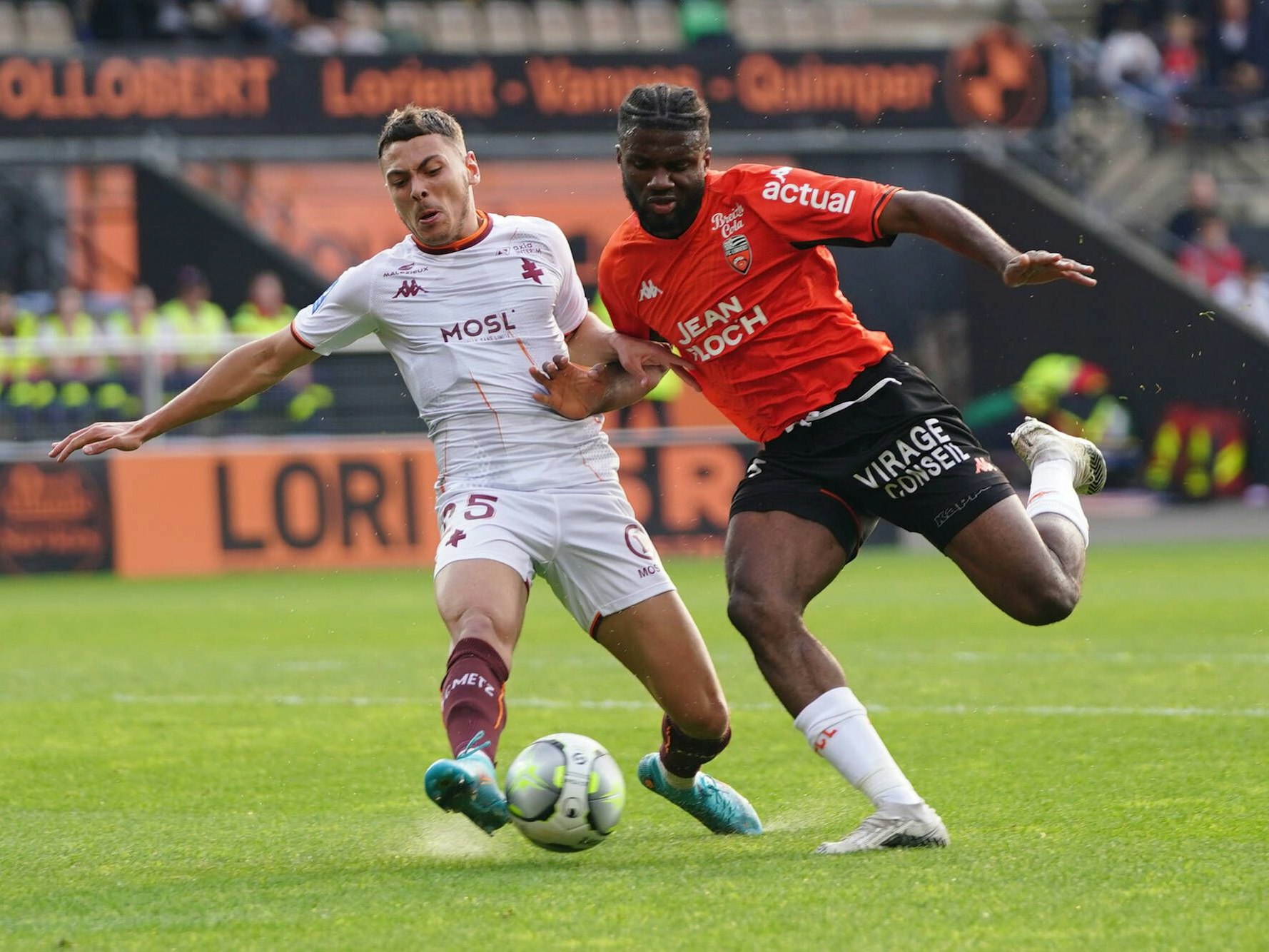 William Mikelbrencis spielt mit dem FC Metz in der Ligue 1 gegen den FC Lorient.