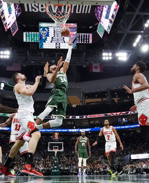 27.04.2022, USA, Milwaukee: Basketball: NBA, Milwaukee Bucks - Chicago Bulls, Play-off-Runde, Eastern Conference, Viertelfinale, 5. Spieltag: Giannis Antetokounmpo (oben,M) von den Milwaukee Bucks wirft in der ersten Halbzeit. Foto: Morry Gash/AP/dpa +++ dpa-Bildfunk +++