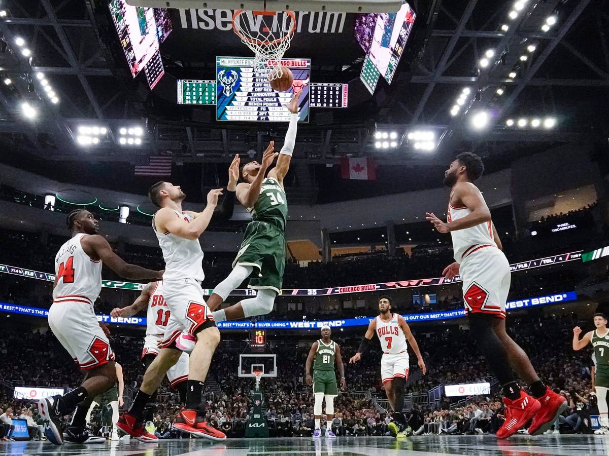 27.04.2022, USA, Milwaukee: Basketball: NBA, Milwaukee Bucks - Chicago Bulls, Play-off-Runde, Eastern Conference, Viertelfinale, 5. Spieltag: Giannis Antetokounmpo (oben,M) von den Milwaukee Bucks wirft in der ersten Halbzeit. Foto: Morry Gash/AP/dpa +++ dpa-Bildfunk +++