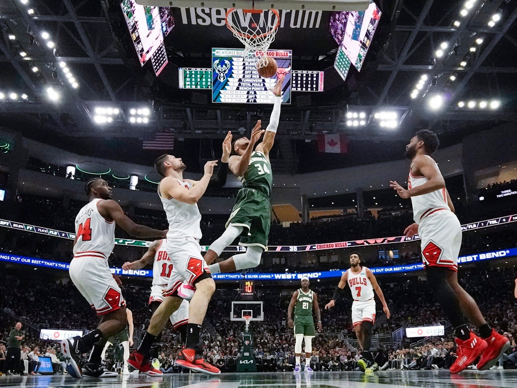 27.04.2022, USA, Milwaukee: Basketball: NBA, Milwaukee Bucks - Chicago Bulls, Play-off-Runde, Eastern Conference, Viertelfinale, 5. Spieltag: Giannis Antetokounmpo (oben,M) von den Milwaukee Bucks wirft in der ersten Halbzeit. Foto: Morry Gash/AP/dpa +++ dpa-Bildfunk +++