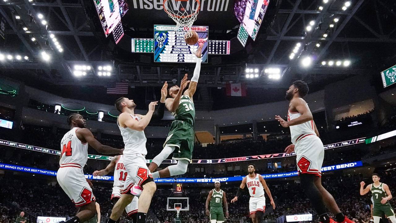 27.04.2022, USA, Milwaukee: Basketball: NBA, Milwaukee Bucks - Chicago Bulls, Play-off-Runde, Eastern Conference, Viertelfinale, 5. Spieltag: Giannis Antetokounmpo (oben,M) von den Milwaukee Bucks wirft in der ersten Halbzeit. Foto: Morry Gash/AP/dpa +++ dpa-Bildfunk +++