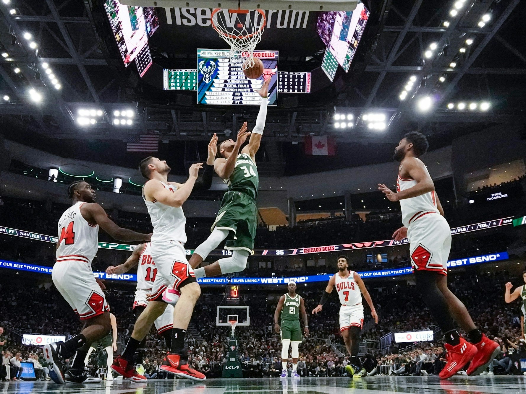 27.04.2022, USA, Milwaukee: Basketball: NBA, Milwaukee Bucks - Chicago Bulls, Play-off-Runde, Eastern Conference, Viertelfinale, 5. Spieltag: Giannis Antetokounmpo (oben,M) von den Milwaukee Bucks wirft in der ersten Halbzeit. Foto: Morry Gash/AP/dpa +++ dpa-Bildfunk +++