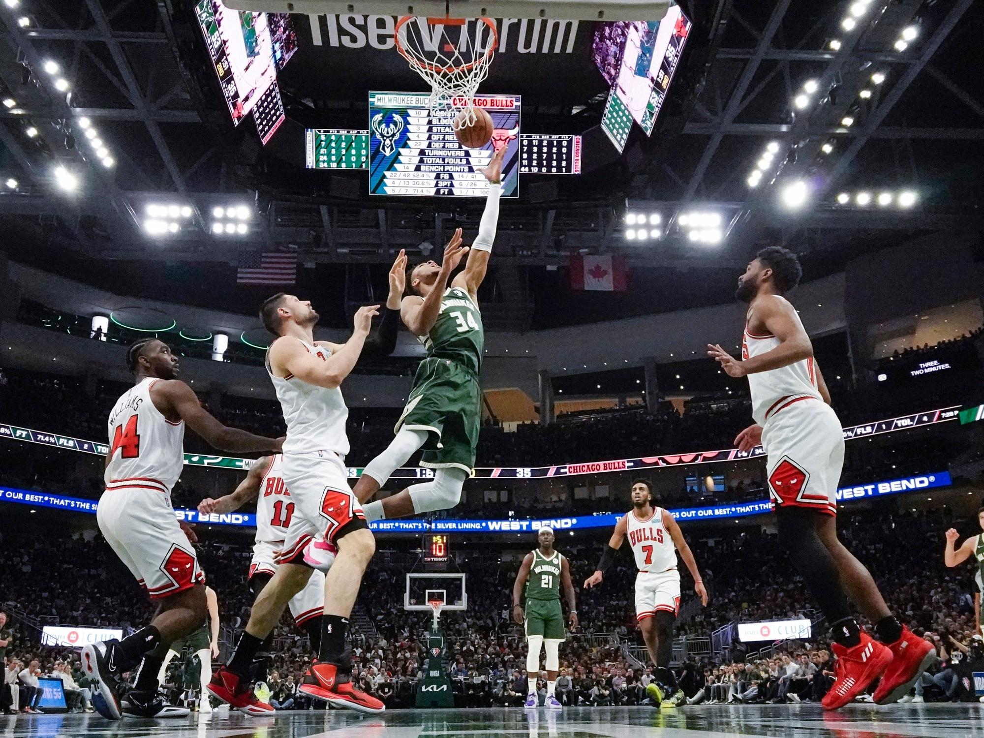 27.04.2022, USA, Milwaukee: Basketball: NBA, Milwaukee Bucks - Chicago Bulls, Play-off-Runde, Eastern Conference, Viertelfinale, 5. Spieltag: Giannis Antetokounmpo (oben,M) von den Milwaukee Bucks wirft in der ersten Halbzeit. Foto: Morry Gash/AP/dpa +++ dpa-Bildfunk +++