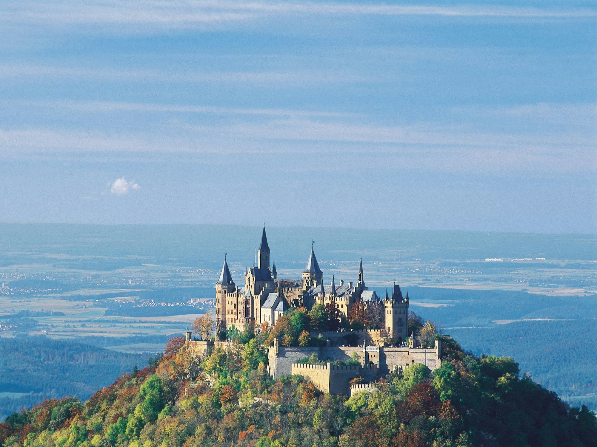 Die eindrucksvolle Burg Hohenzollern ist ein bekanntes Ausflugsziel in Baden-Württemberg.