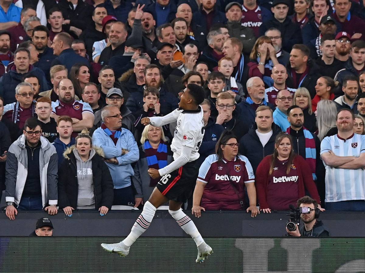Ansgar Knauff von Eintracht Frankfurt bejubelt vor den Fans von West Ham United das 1:0 in der Europa League.
