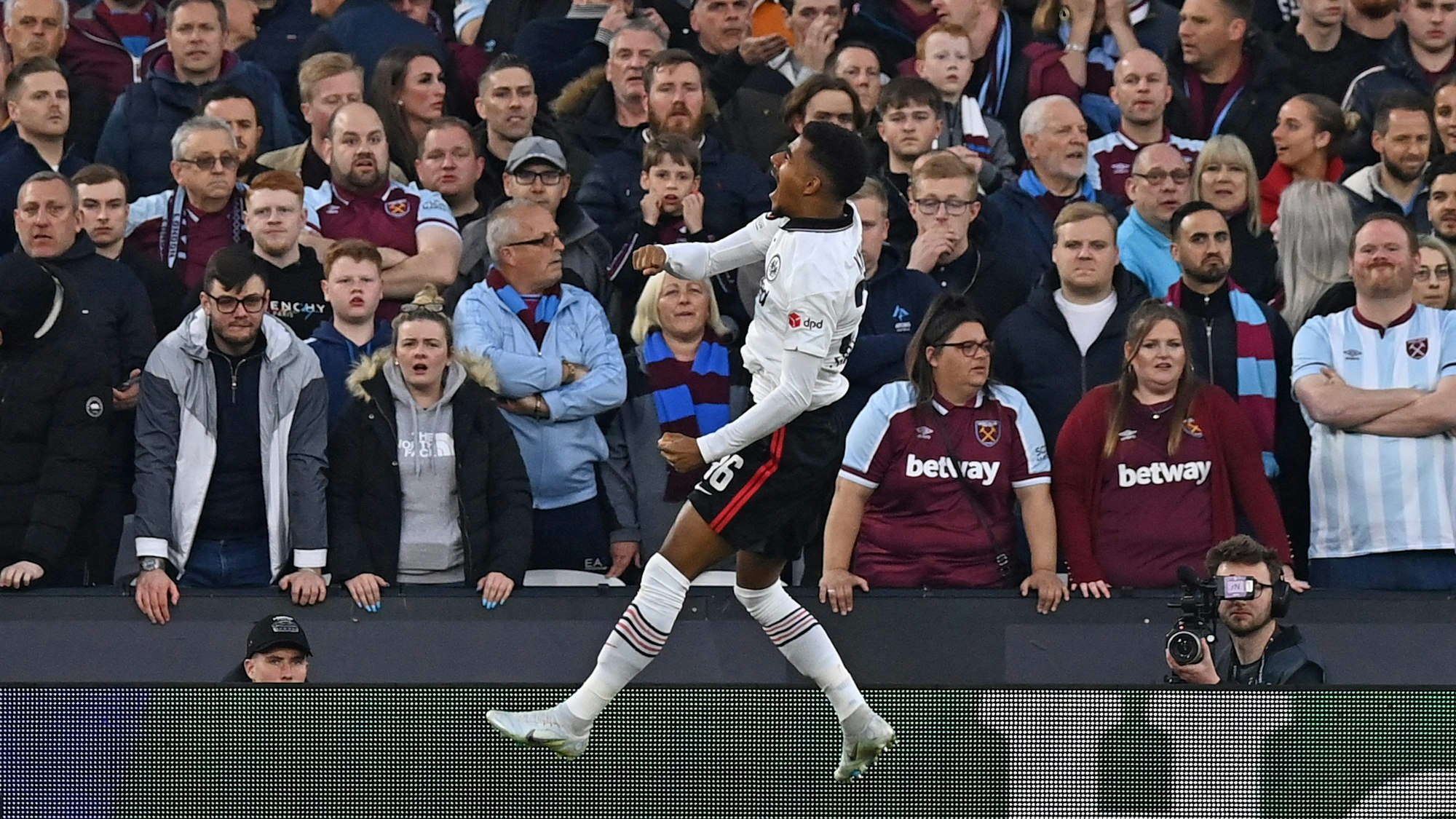 Ansgar Knauff von Eintracht Frankfurt bejubelt vor den Fans von West Ham United das 1:0 in der Europa League.