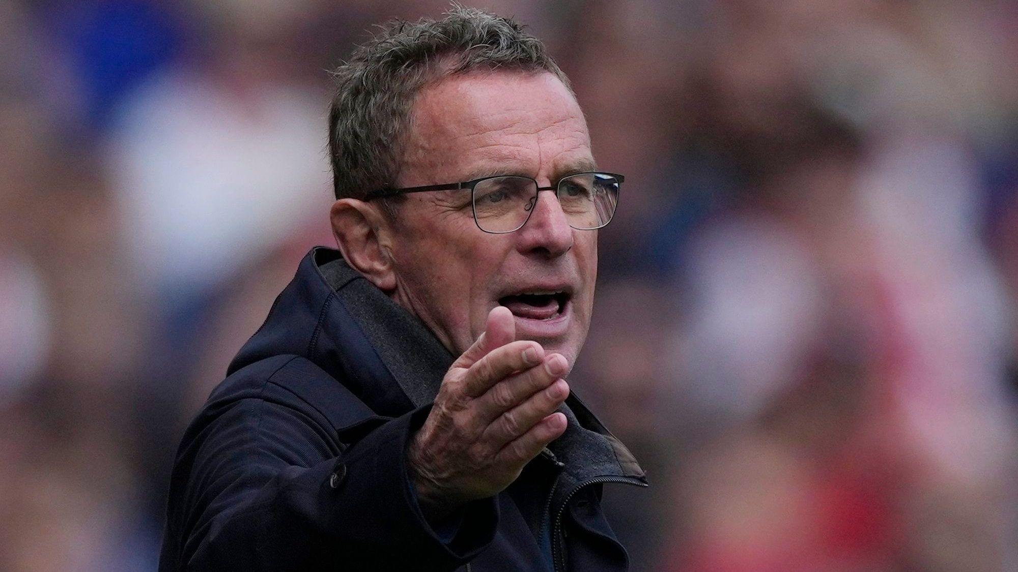 Ralf Rangnick gestikuliert bei einem Spiel von Manchester United mit ausgefahrenem Arm