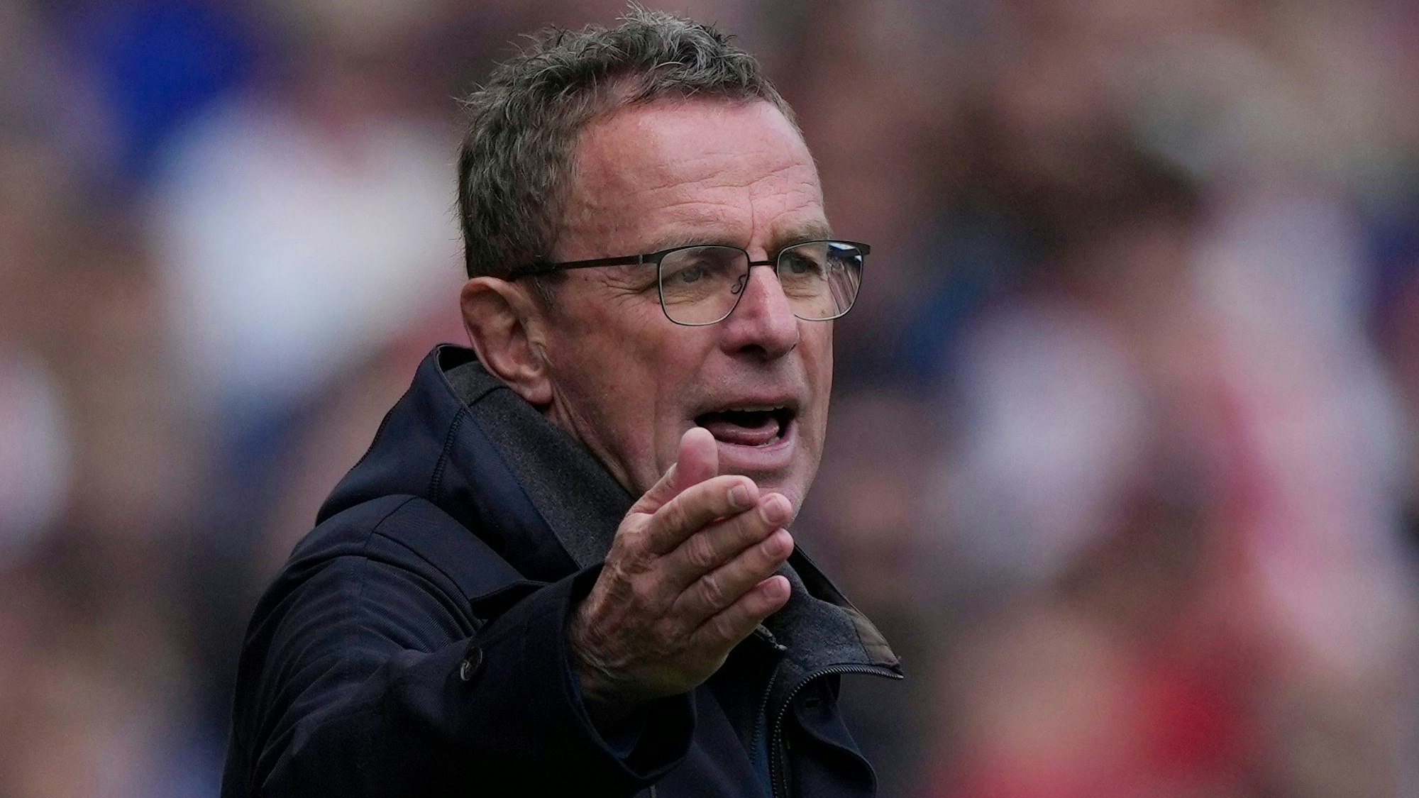 Ralf Rangnick gestikuliert bei einem Spiel von Manchester United mit ausgefahrenem Arm