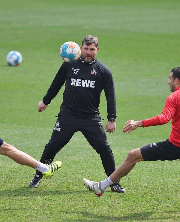 Steffen Baumgart, Trainer des 1. FC Köln, mischt beim Training mit seinen Spielern Timo Hübers und Ellyes Skhiri selbst mit.