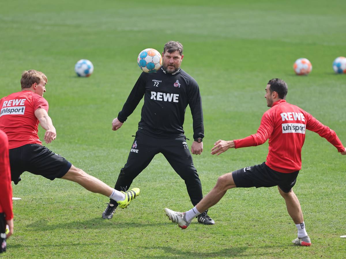 Steffen Baumgart, Trainer des 1. FC Köln, mischt beim Training mit seinen Spielern Timo Hübers und Ellyes Skhiri selbst mit.
