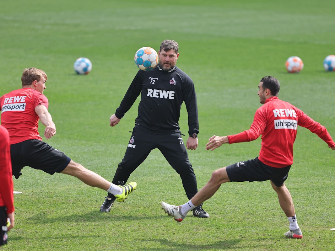 Steffen Baumgart, Trainer des 1. FC Köln, mischt beim Training mit seinen Spielern Timo Hübers und Ellyes Skhiri selbst mit.