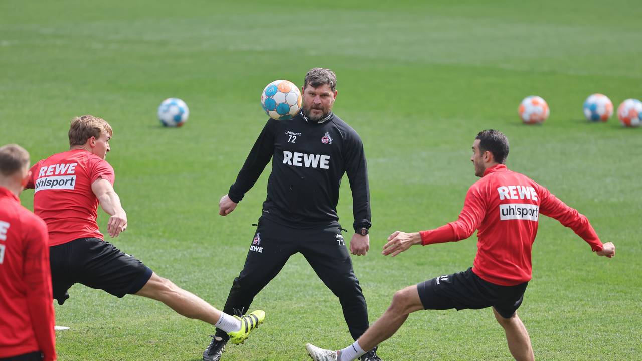 Steffen Baumgart, Trainer des 1. FC Köln, mischt beim Training mit seinen Spielern Timo Hübers und Ellyes Skhiri selbst mit.