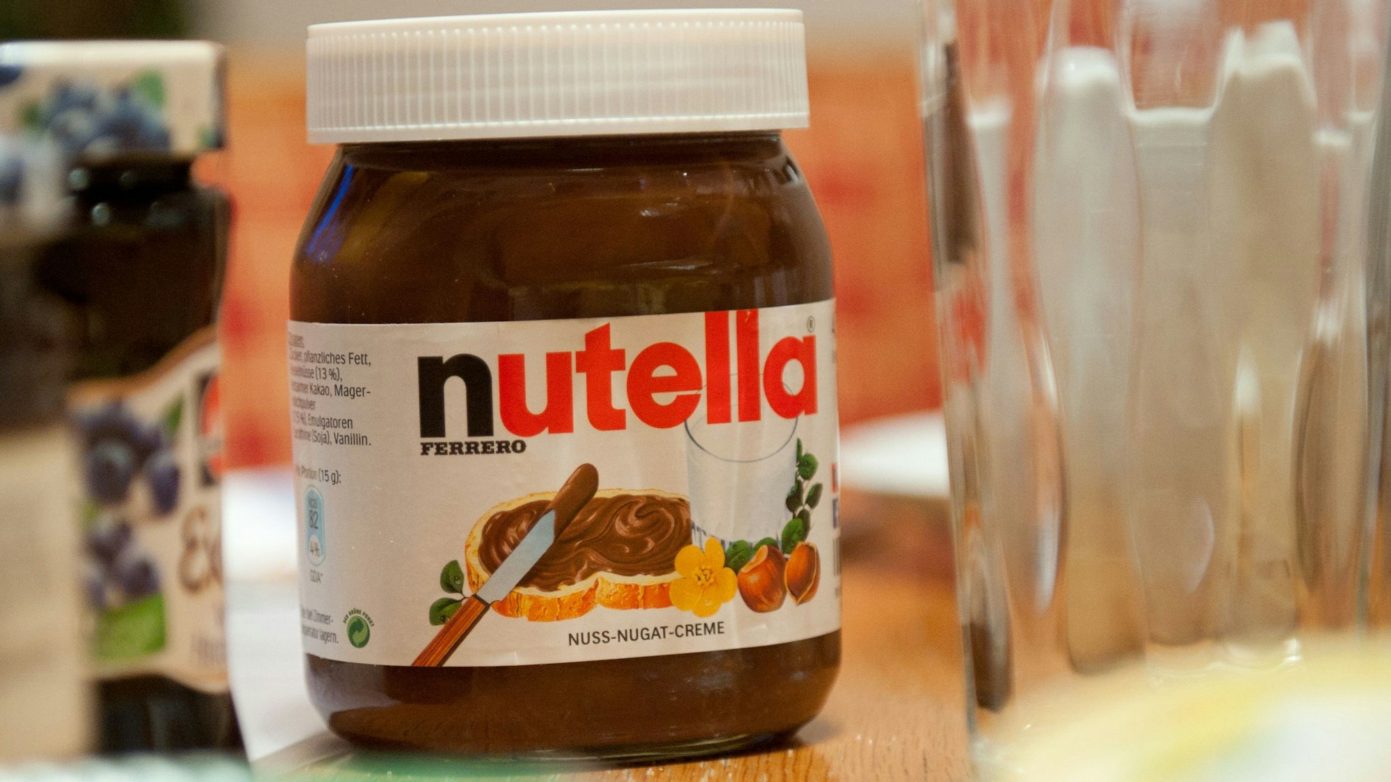 ARCHIV - Ein Glas Nutella auf einem Frühstückstisch. Aktuell verunsichert der Ferrero-Rückruf die Fans der Nuss-Nougat-Creme.