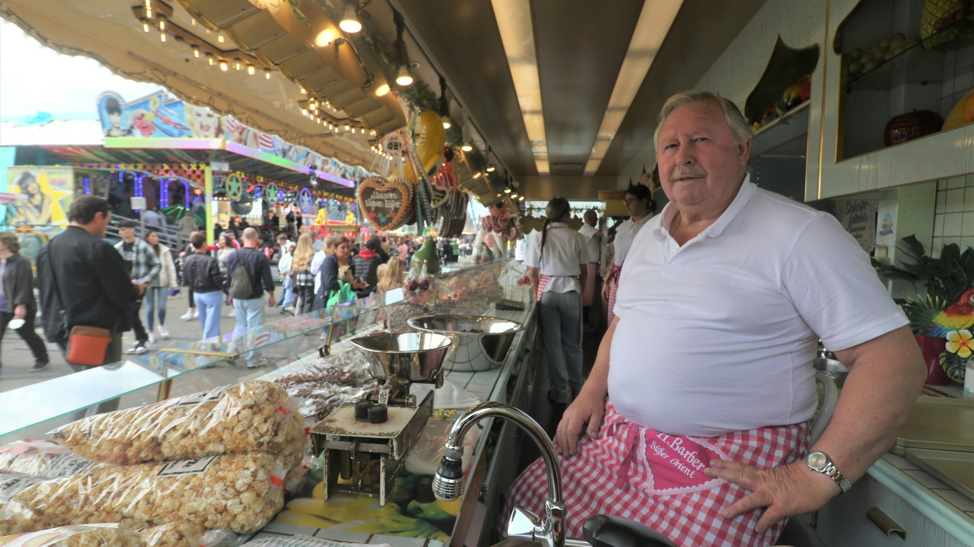 Ein Schausteller sitzt in seiner Bude auf der Deutzer Kirmes.