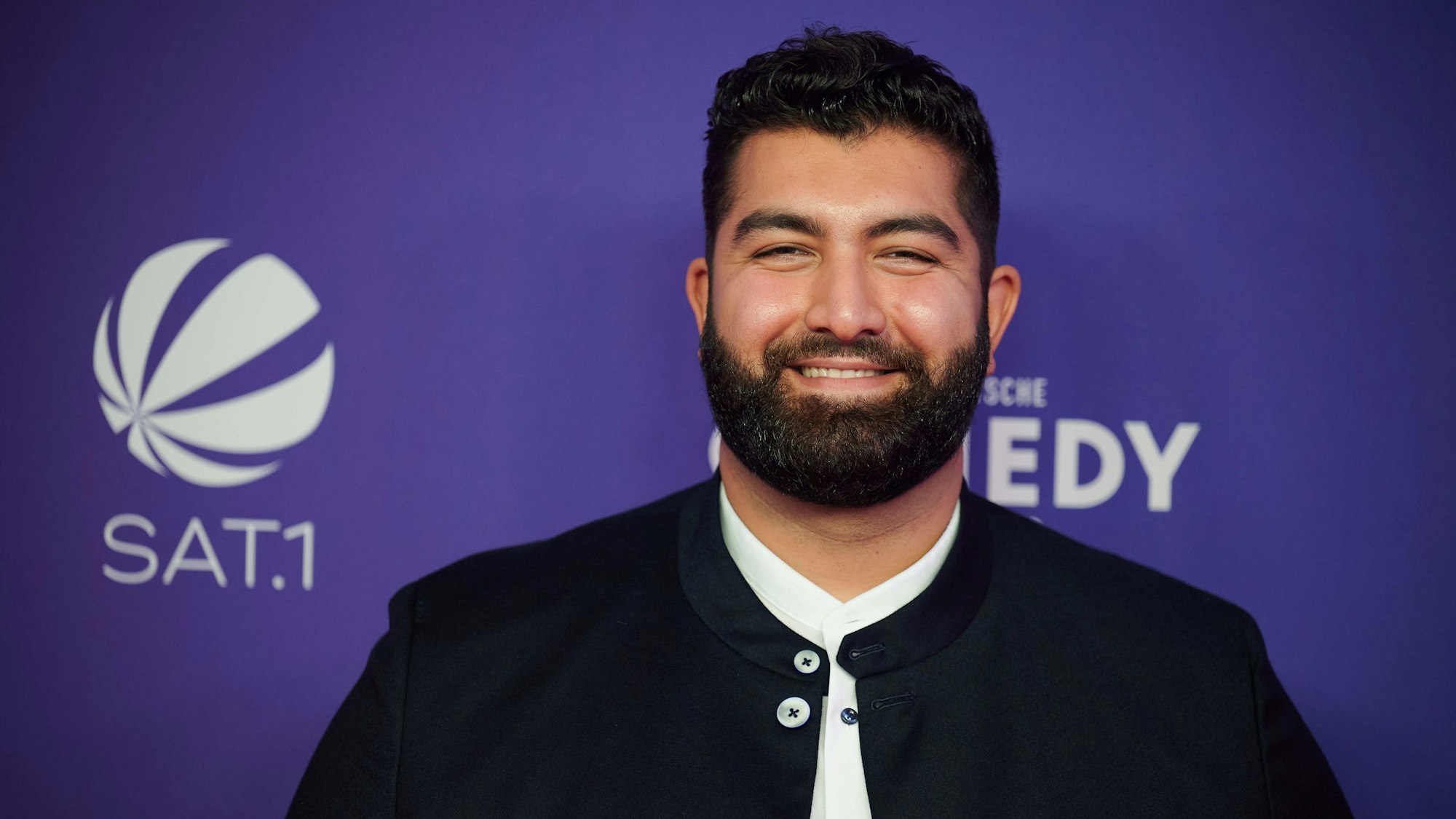 Der Komiker Faisal Kawusi kommt zur Verleihung des Deutschen Comedypreises.