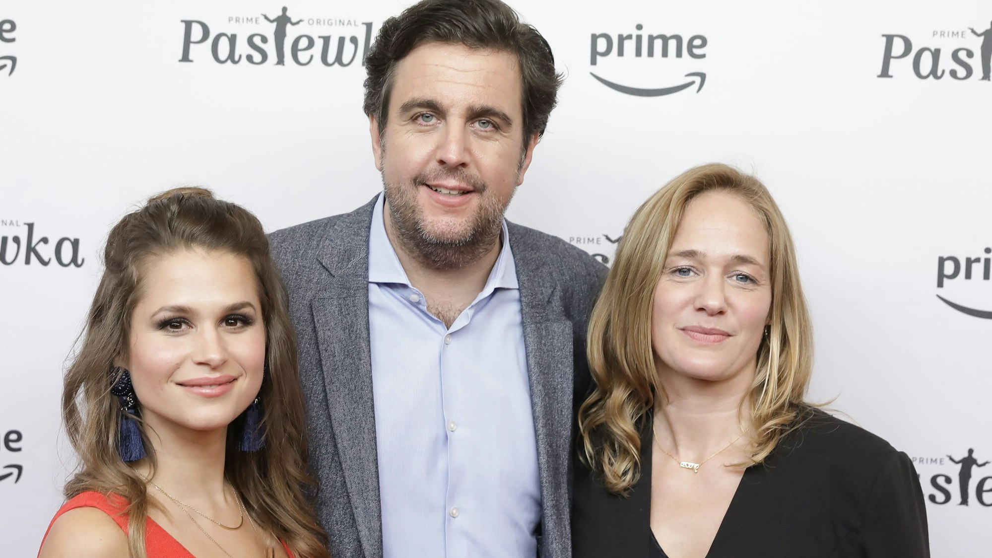 Cristina do Rego (links), Bastian Pastewka und Sonsee Neu kamen am 23.01.2018 zur Premiere der achten Staffel der Amazon Prime Original Serie „Pastewka“ in Berlin.