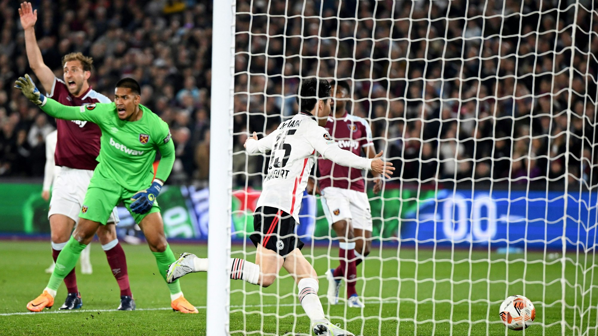 Daichi Kamada dreht nach seinem Tor für Eintracht Frankfurt im Halbfinale der Europa League gegen West Ham United jubelnd ab.