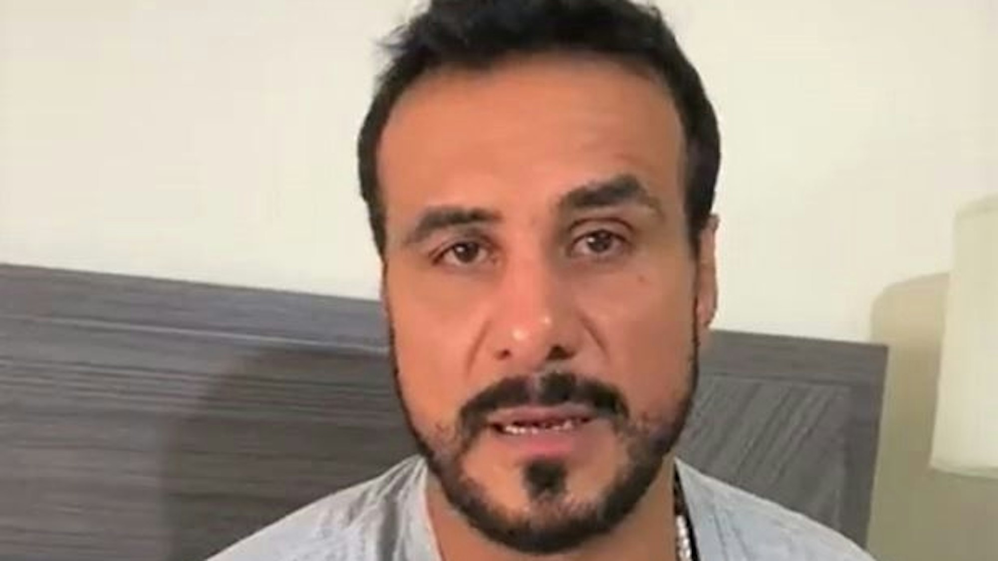 Der frühere Wrestler Alberto El Patrón (auch als Alberto del Rio bekannt) fleht in einer Video-Botschaft um Blutspenden für seine Ex-Frau, die um ihr Leben kämpft.