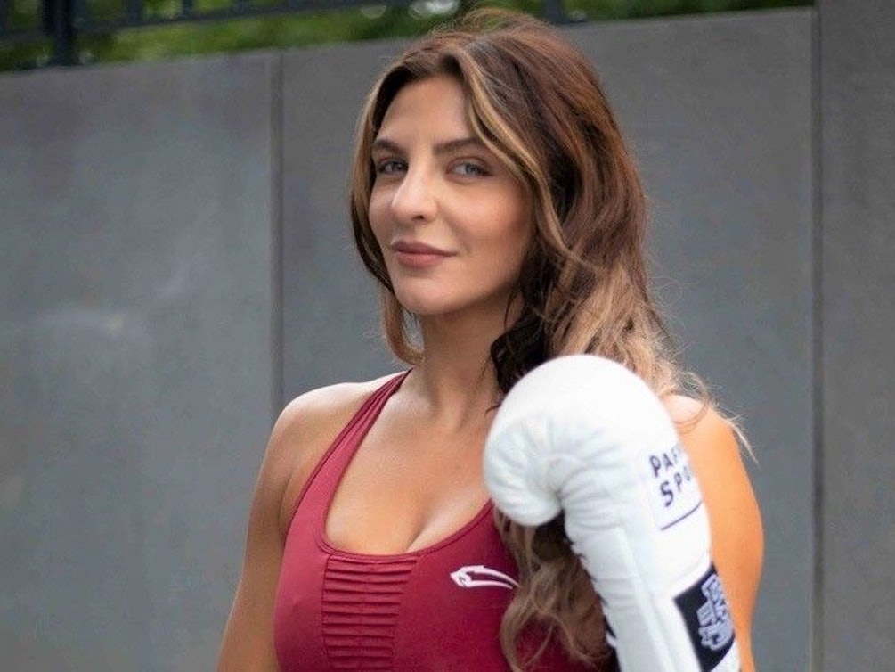 Boxerin Christina Hammer posiert bei einem Fotoshooting im Box-Outfit.