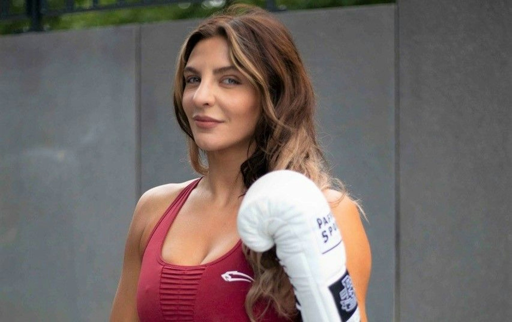 Boxerin Christina Hammer posiert bei einem Fotoshooting im Box-Outfit.