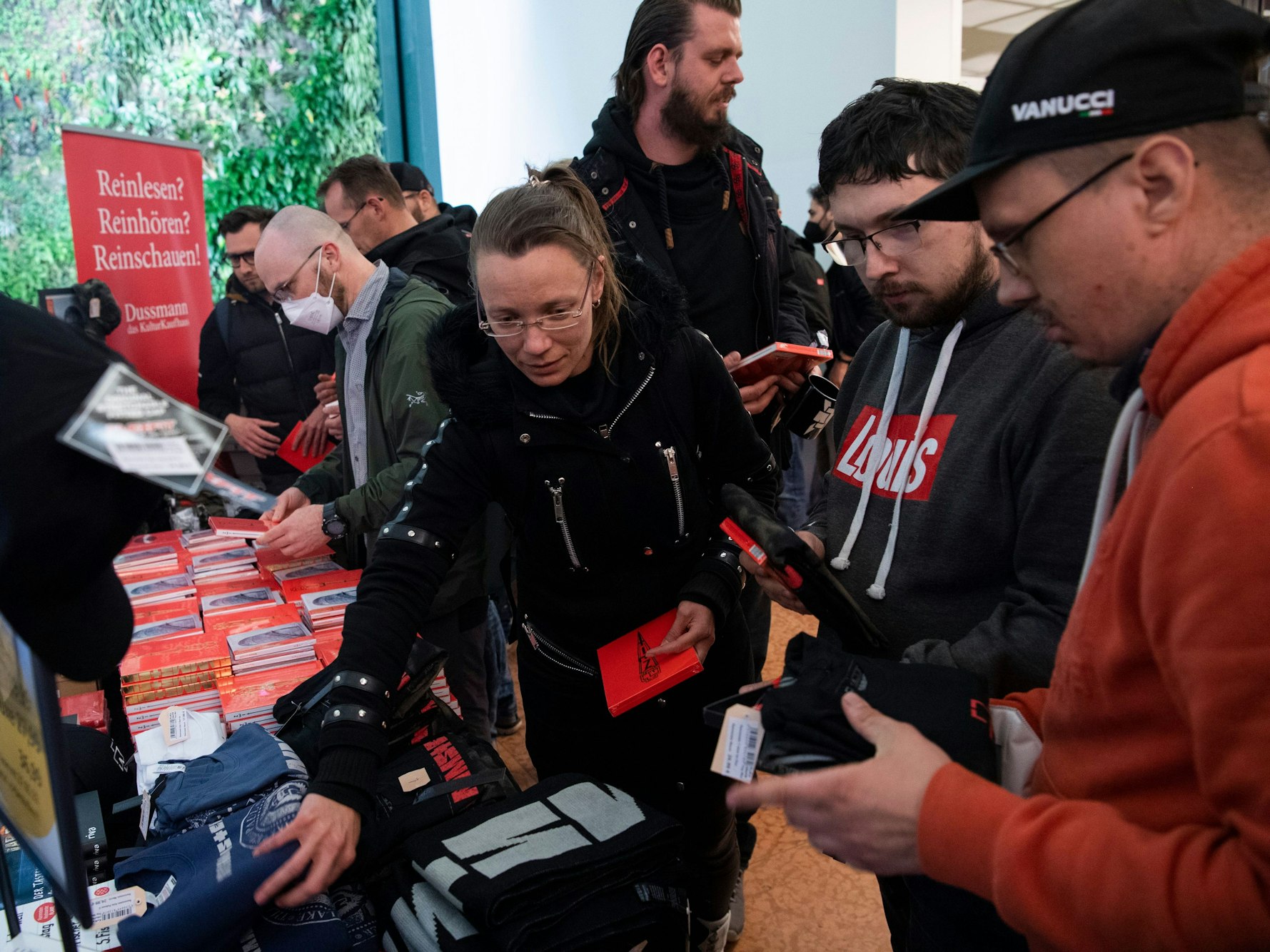 Fans stöbern in einem Geschäft beim Verkaufsstart des neuen Rammstein-Albums.