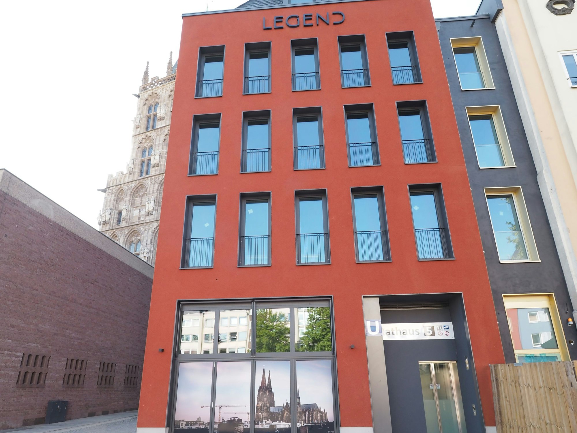 Der Eingang des Roten Hauses inklusive Aufzug zur U-Bahn-Haltestelle Rathaus.