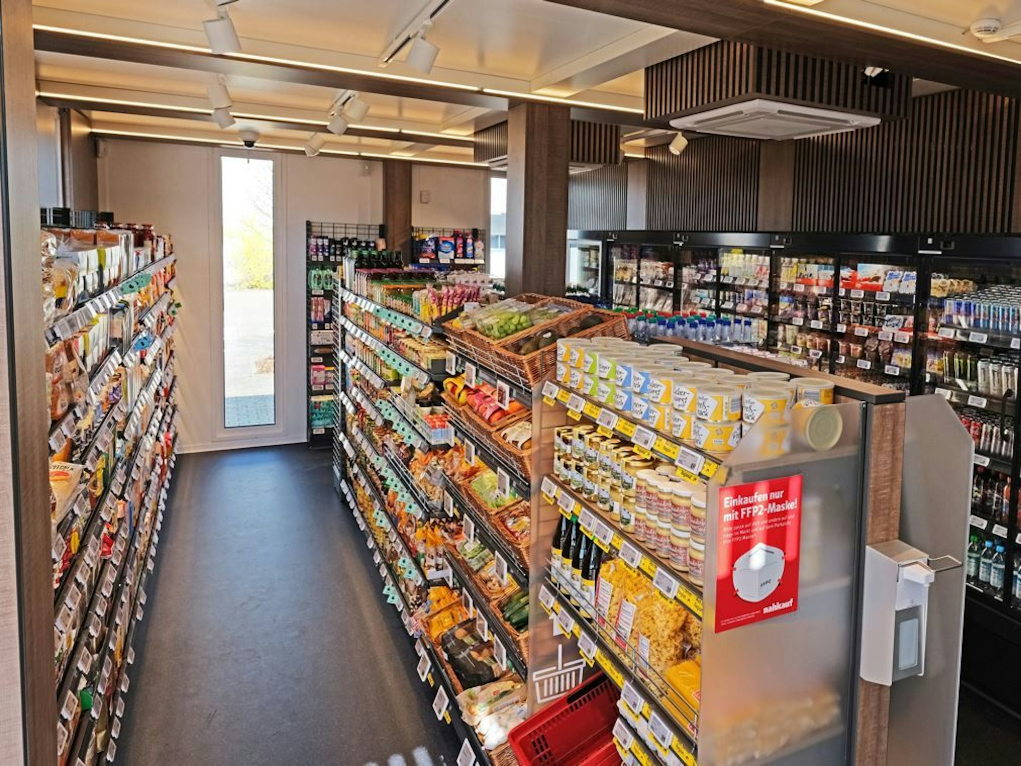 Ein Blick in den Verkaufs-Container. Aktuell testet Rewe solche „Büdchen“ in Bayern.