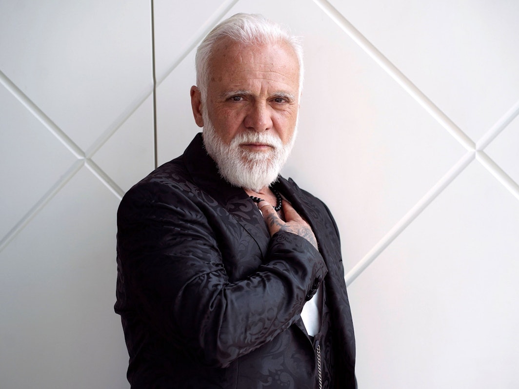 Nino de Angelo lehnt an einer Wand.