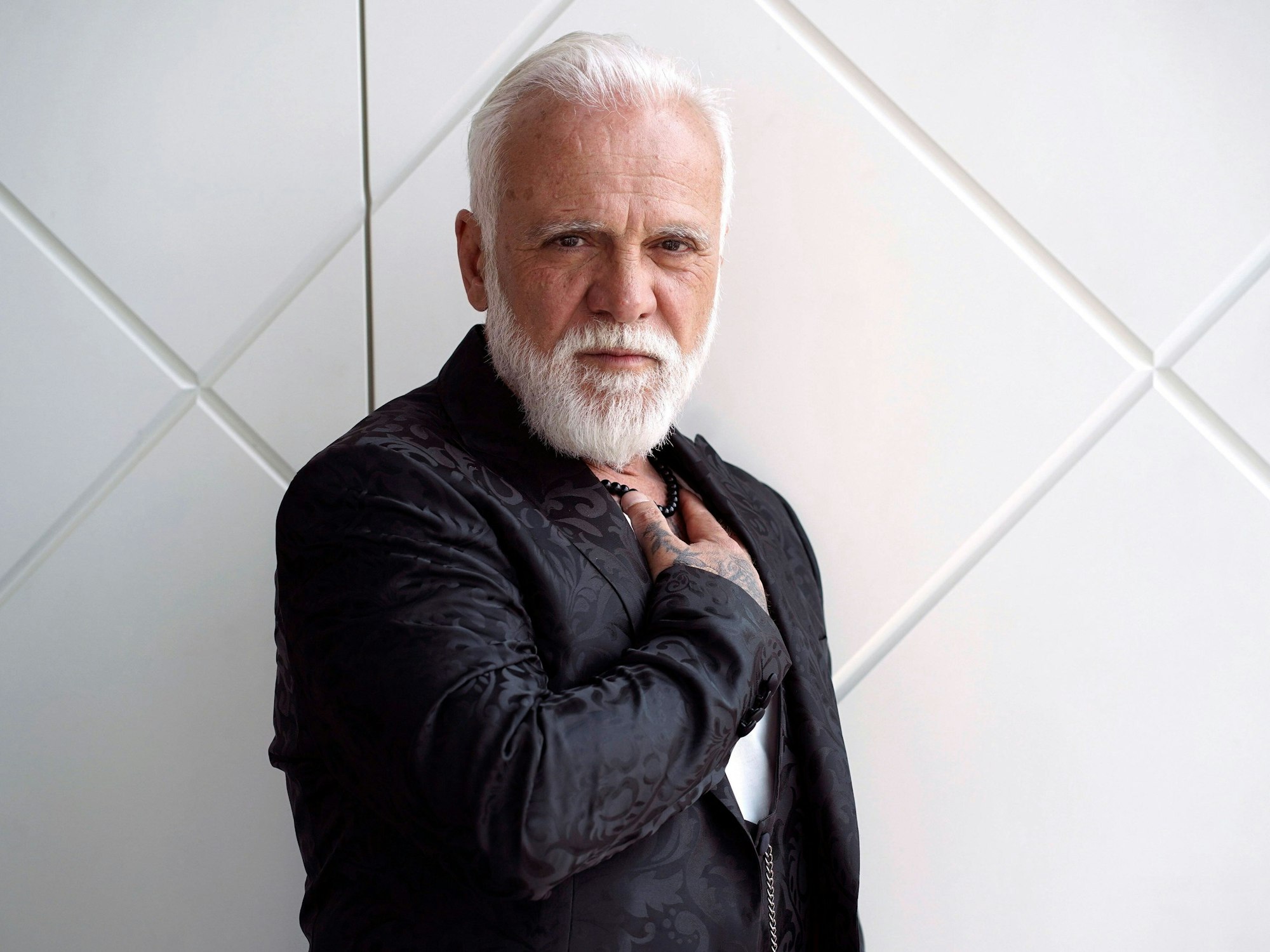 Nino de Angelo lehnt an einer Wand.