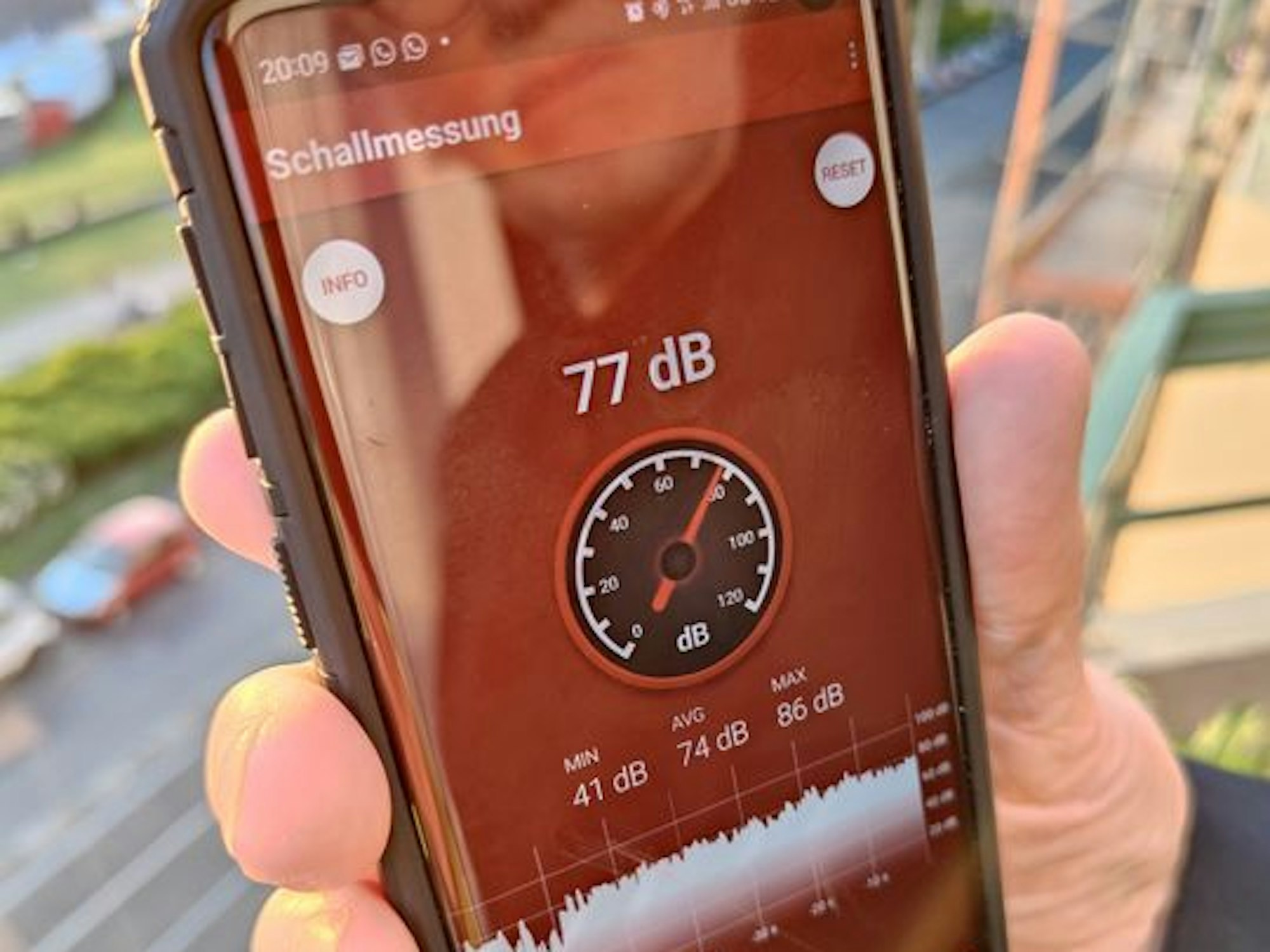 Eine Dezibel-Mess-App zeigt in der Nähe der Deutzer Kirmes einen Wert von 77 an.