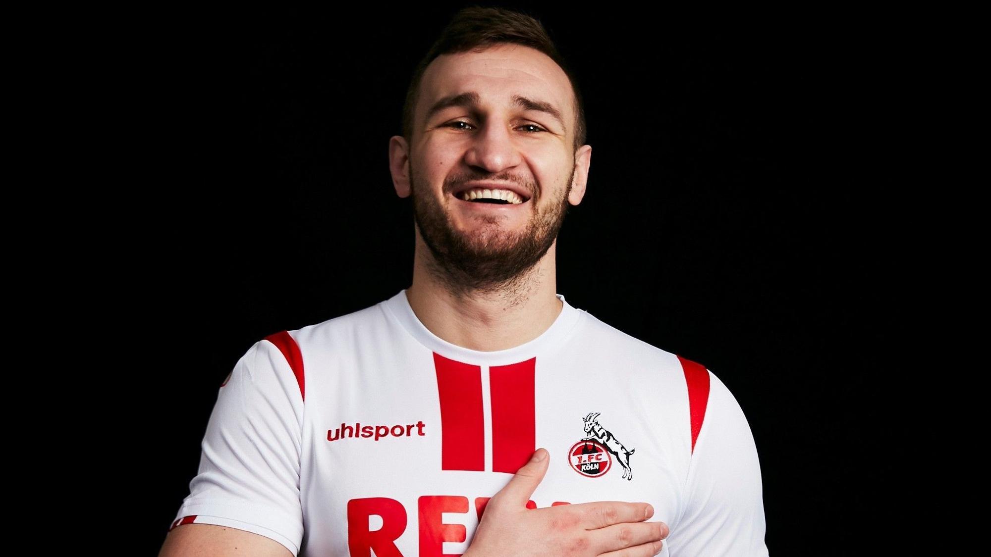 Der Kölner Boxer Denis Radovan posiert bei einem Fotoshooting im Trikot des 1. FC Köln.