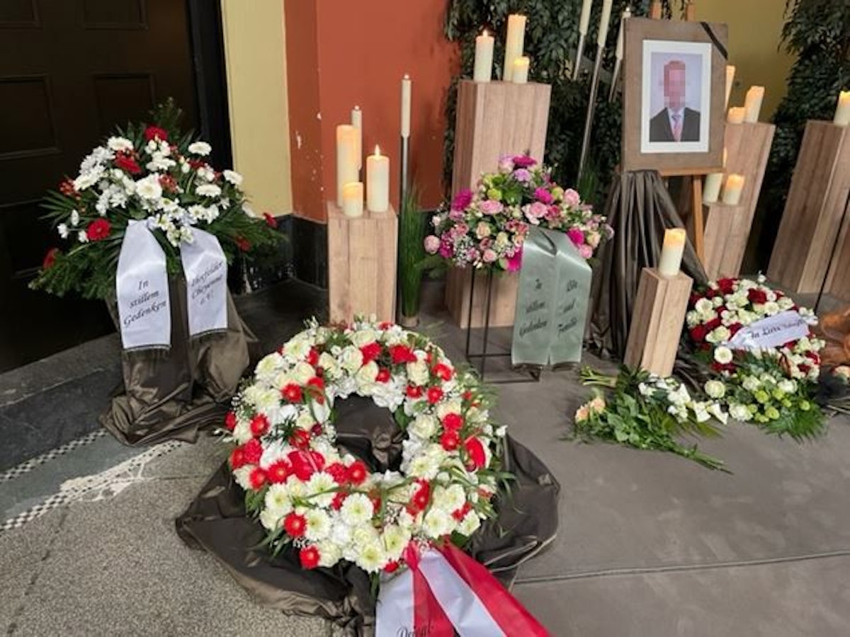 Kultwirt Manfred K. wurde am Freitag (29. April 2022) auf dem Kölner Südfriedhof beerdigt. Das Foto wurde auf der Trauerfeier aufgenommen.