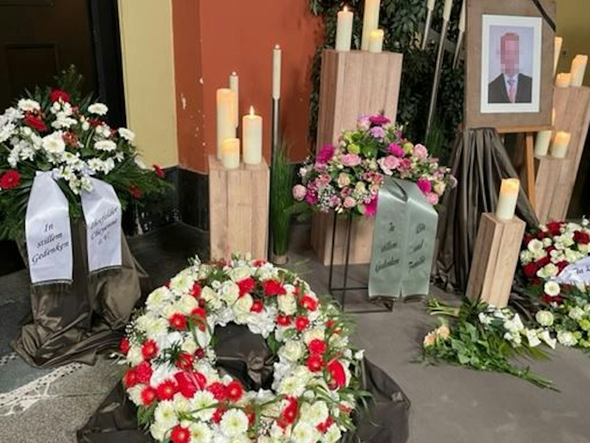 Kultwirt Manfred K. wurde am Freitag (29. April 2022) auf dem Kölner Südfriedhof beerdigt. Das Foto wurde auf der Trauerfeier aufgenommen.