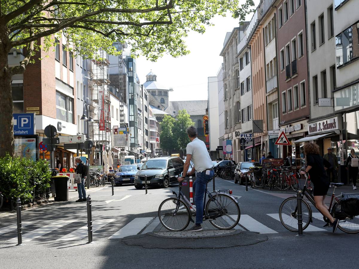 Radfahrende und Autos an der Apostelstraße Ecke Ehrenstraße in Köln.