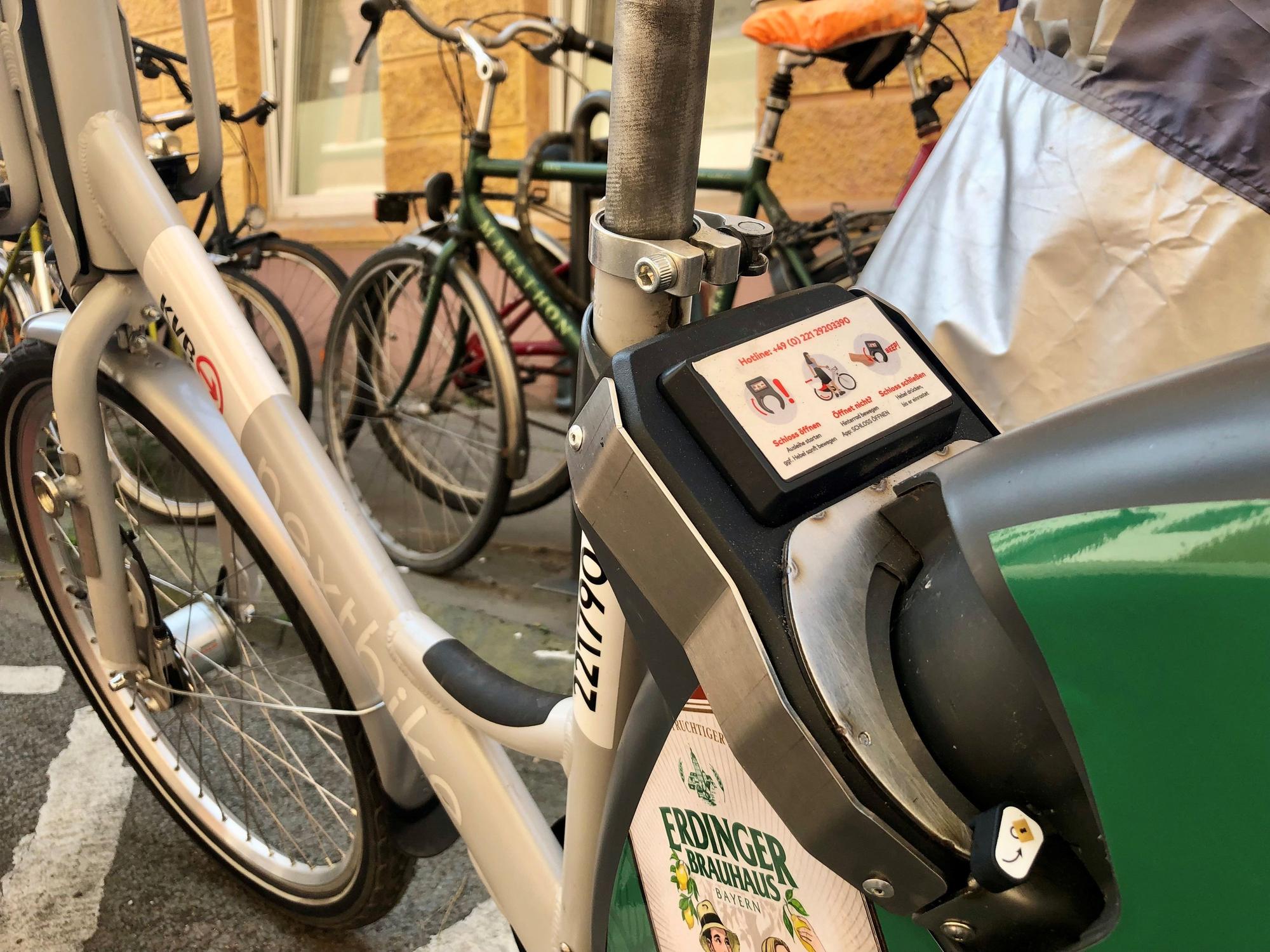 Das neue Fahrradschloss an einem KVB Leihrad ist an den Seiten mit Metallstreben gesichert.