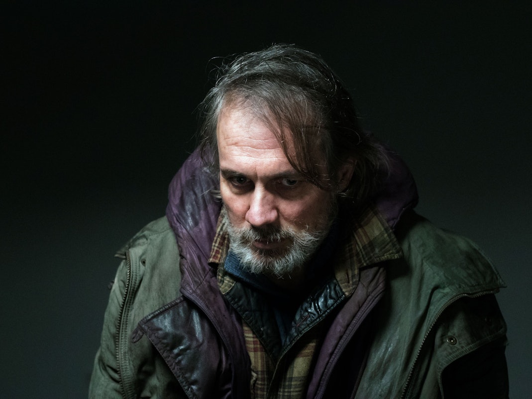 Der Verdächtige Dieter Hammert (Ralf Bauer) wird befragt.