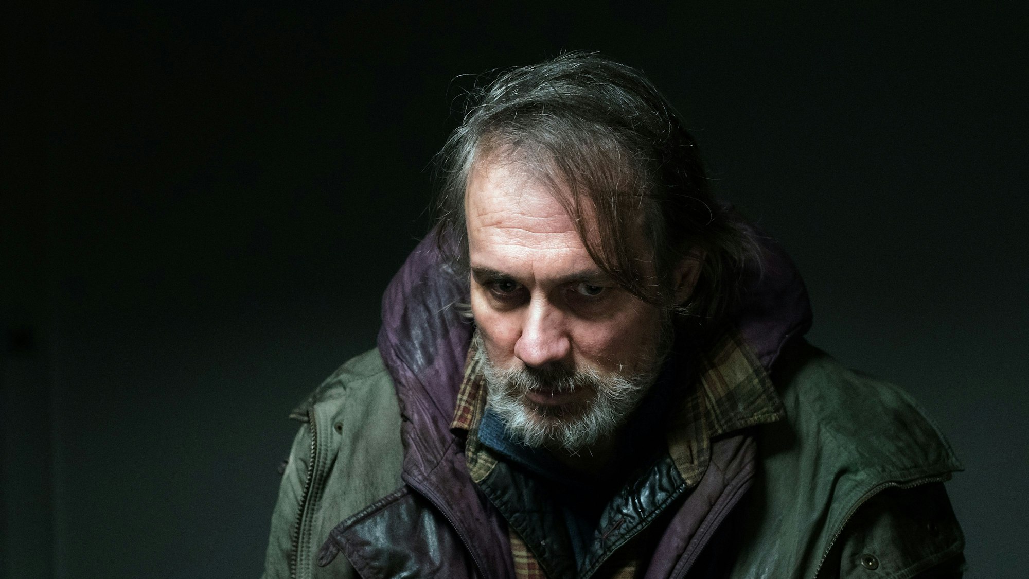 Der Verdächtige Dieter Hammert (Ralf Bauer) wird befragt.