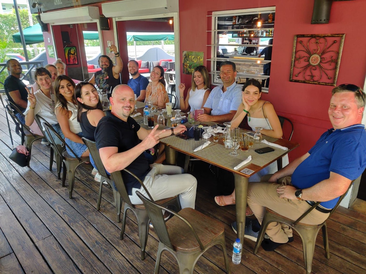 Die Belegschaft von ins-pi ist auf Barbados zu Mittag.