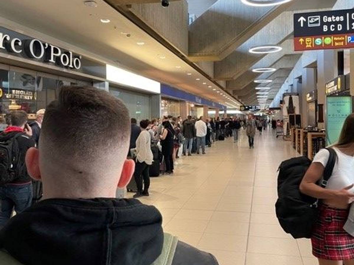 Extreme Warteschlangen am Flughafen Köln Bonn am 28. April.